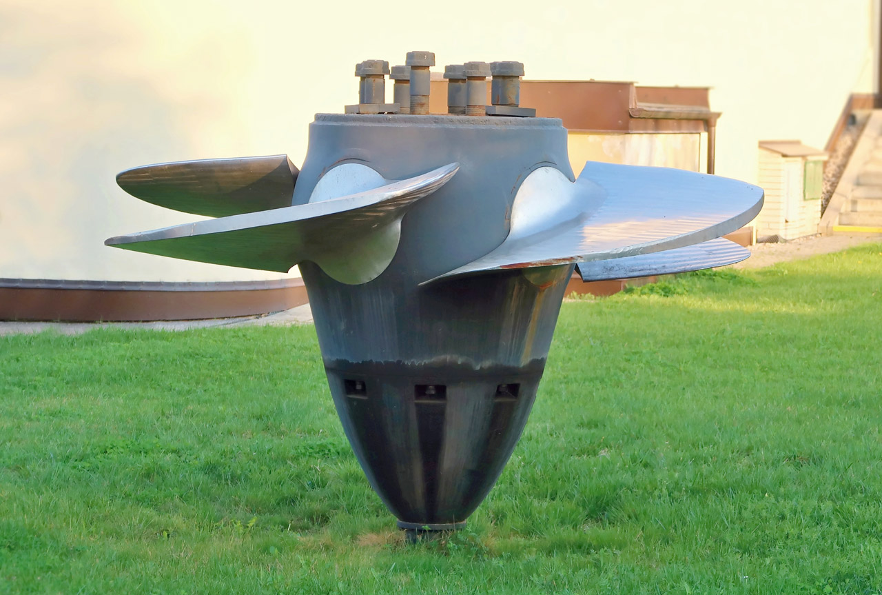 Kaplan turbine runner — refurbished high-efficiency assembly