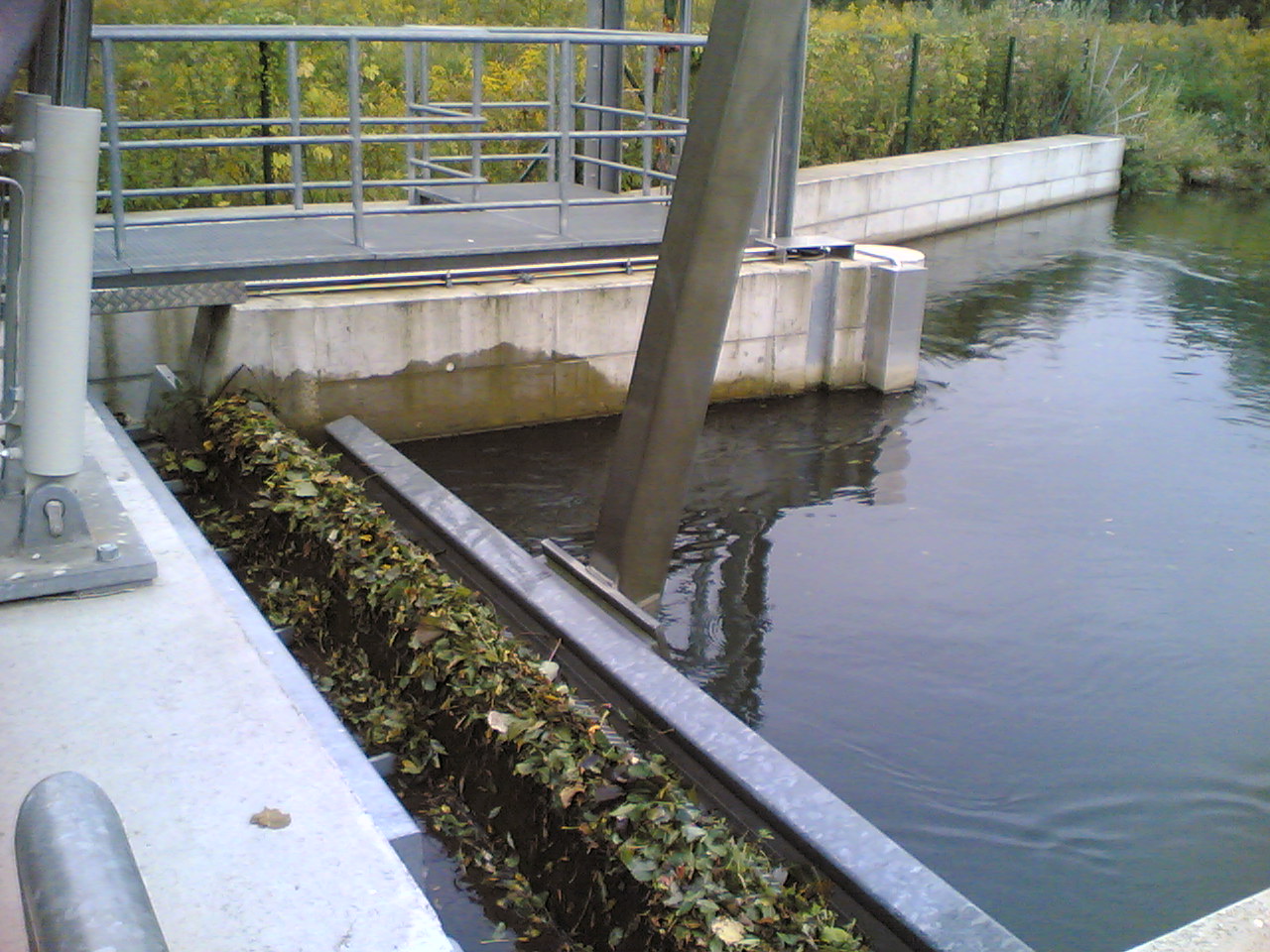 Trash cleaning rake — intake maintenance operations